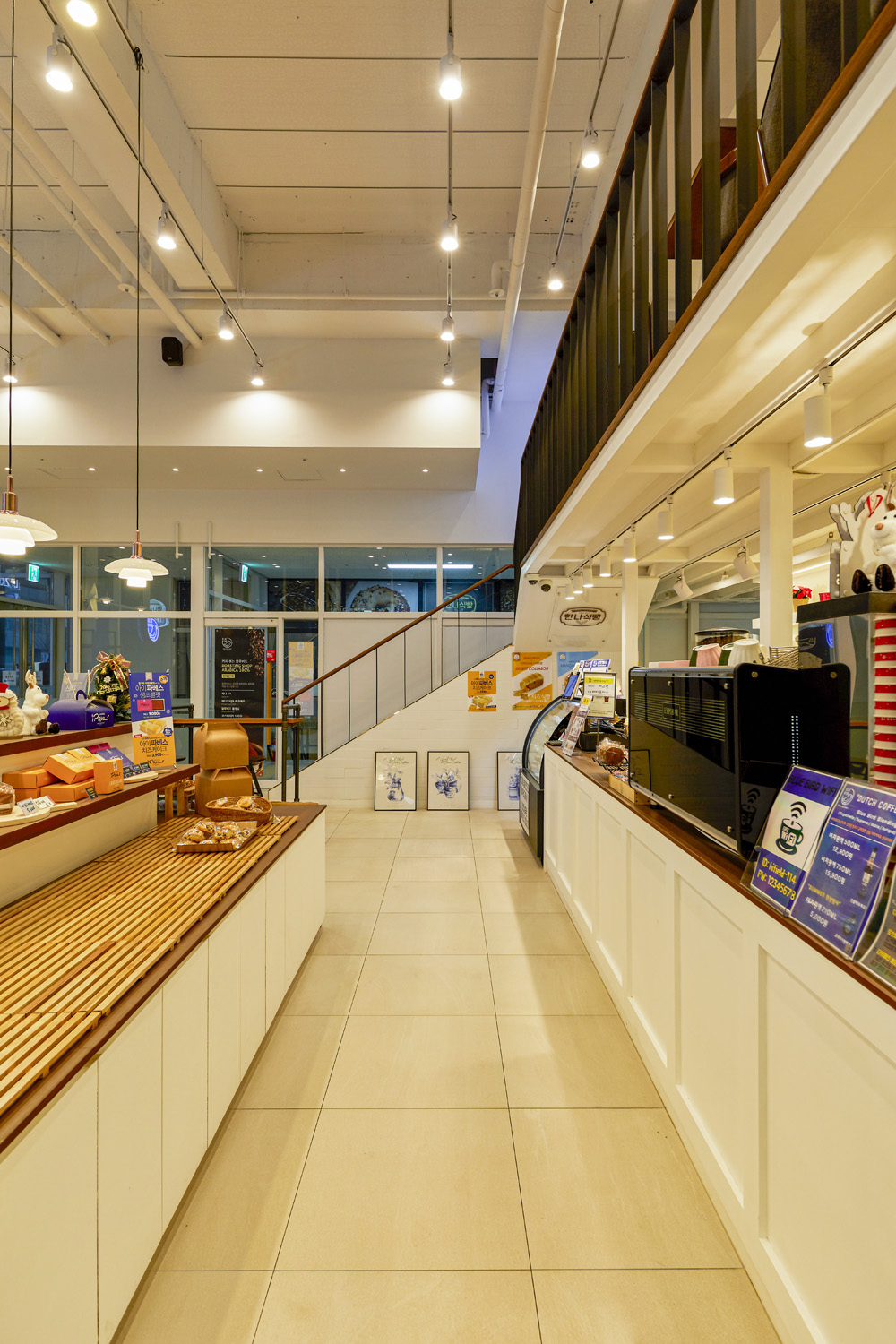 现代时尚的 Bluiverd 多层次贝壳蛋糕咖啡厅设计-18