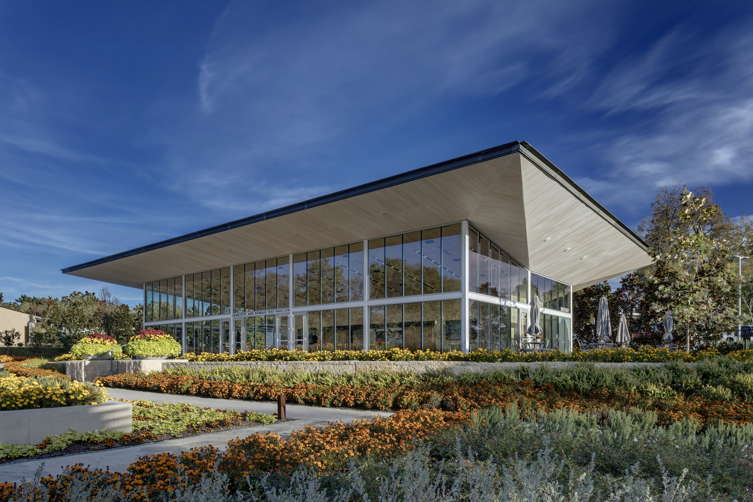 德州达拉斯“夏洛特与唐纳德”多功能演示亭-32