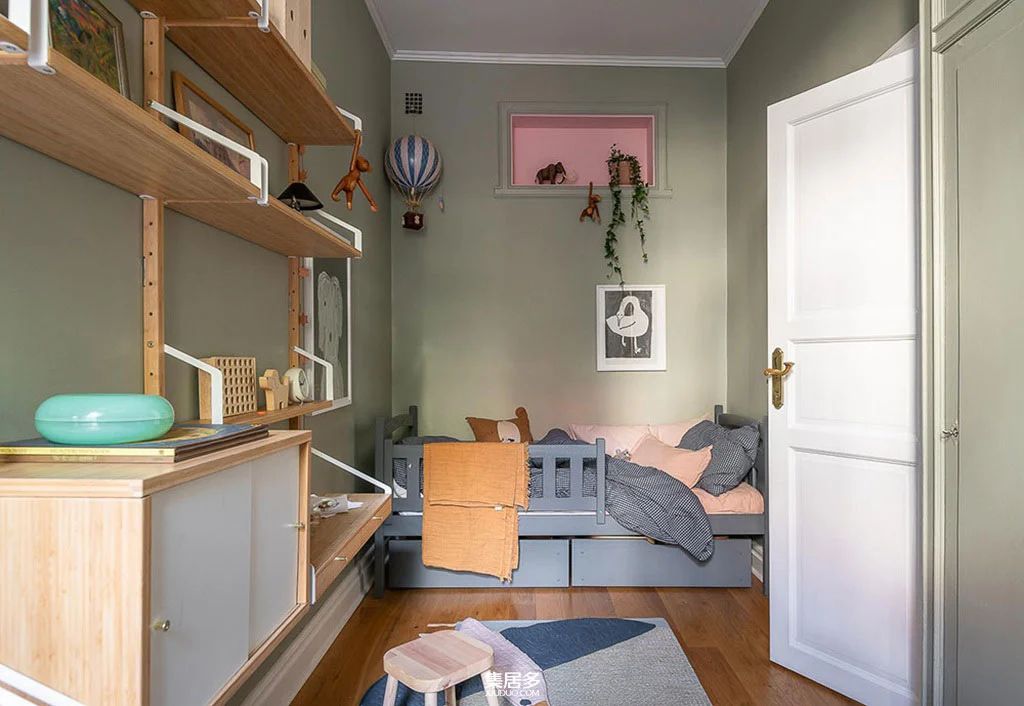 明亮斯堪的纳维亚公寓中的画廊式墙面点亮家居艺术-27