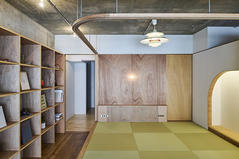 日本横滨'room206'公寓 | 木质岛屿卧室成为空间核心-3