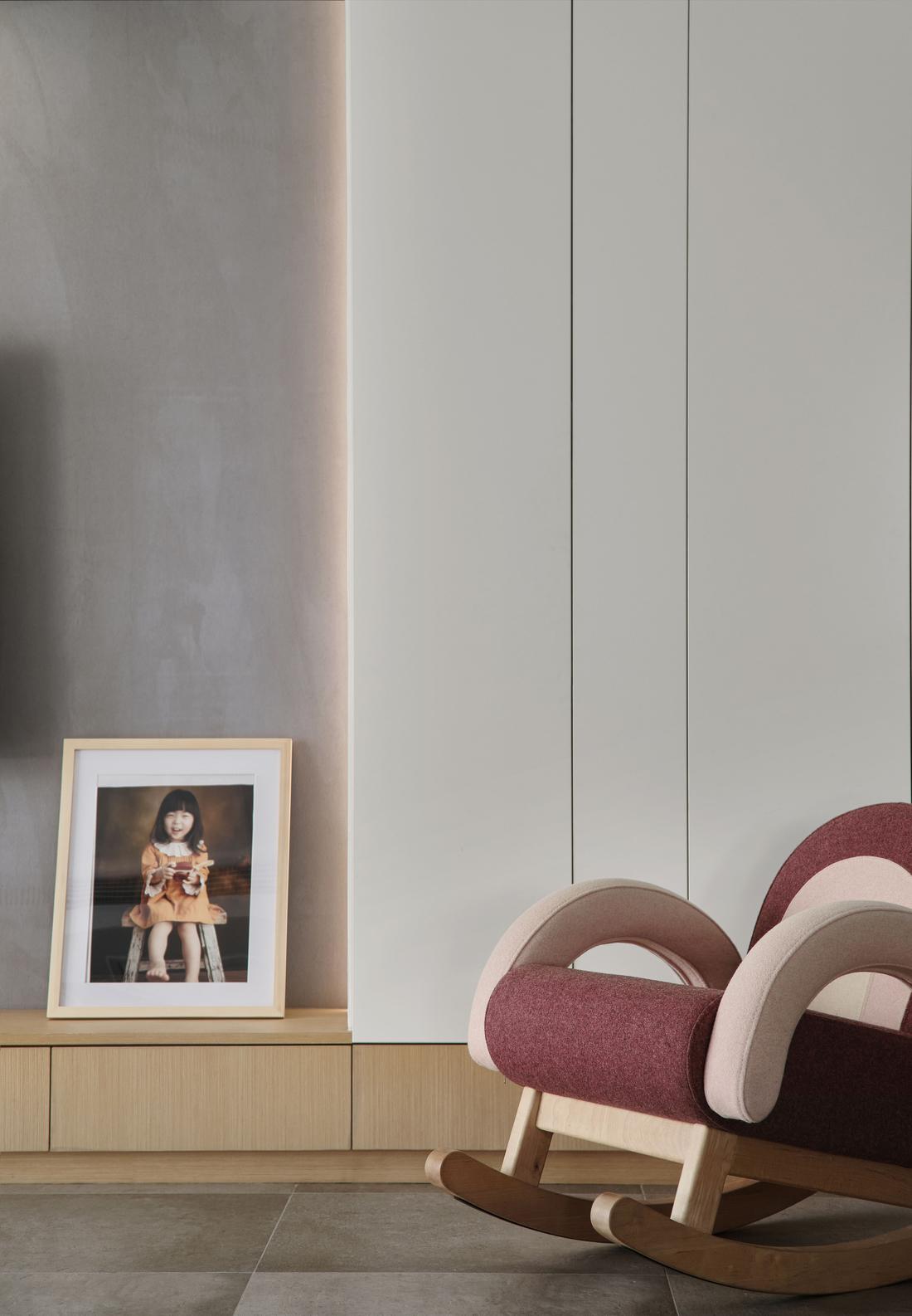 三口之家舒适实用的家居设计-31