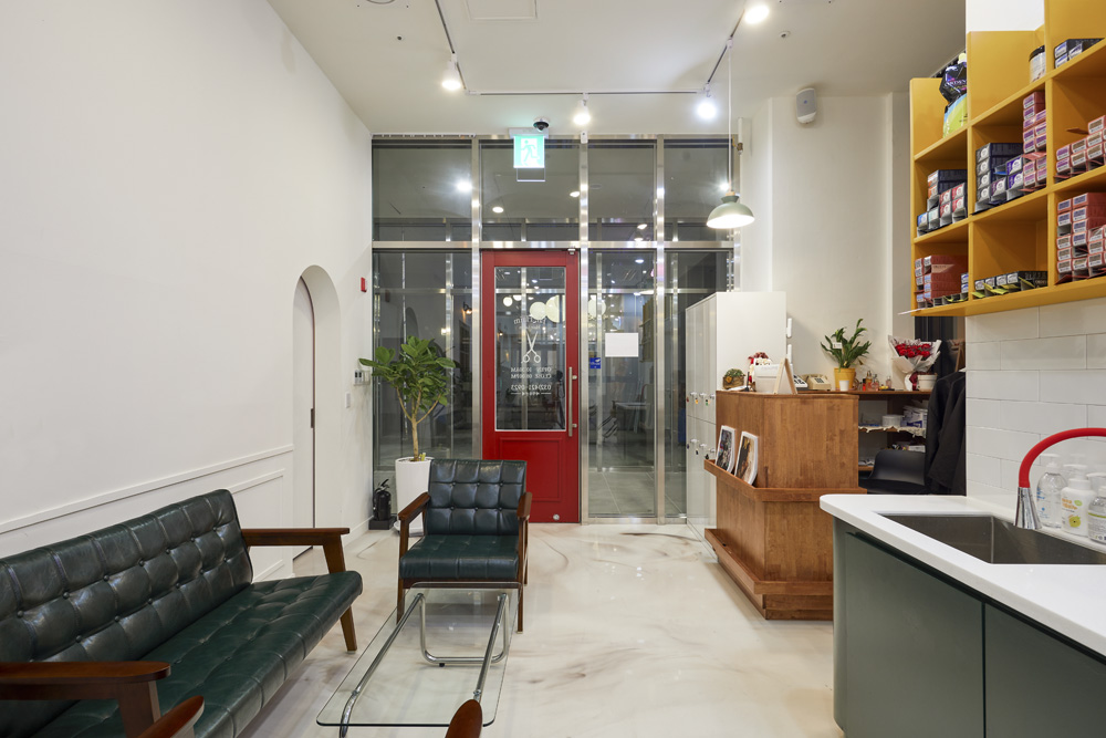 简约时尚的 24 平米美妆店设计-8