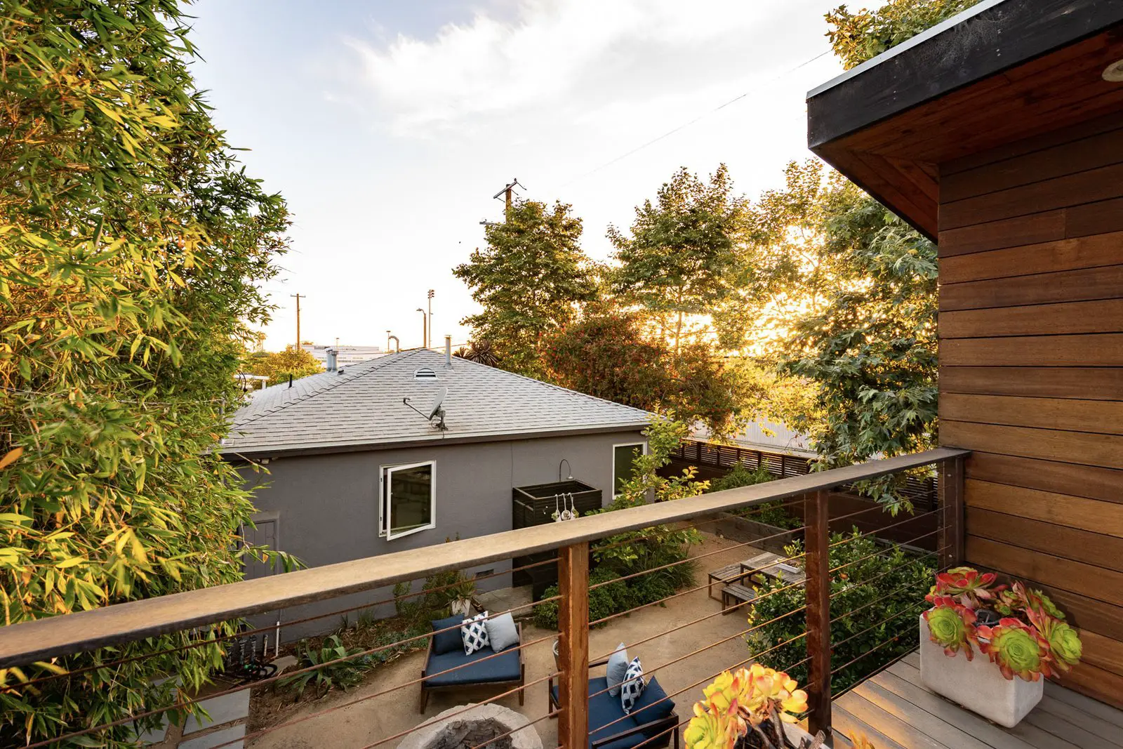 威尼斯海滩上的舒适冲浪小屋 | 一个成功的空间改造案例-11