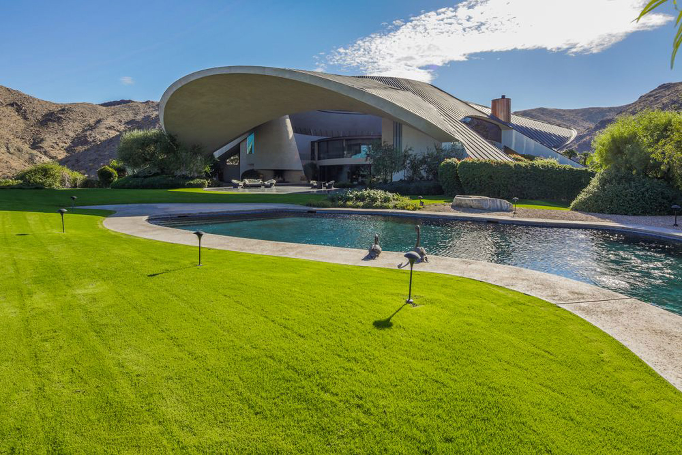 John Lautner punctured Hope Residence's giant roof with a crater-like hole-6