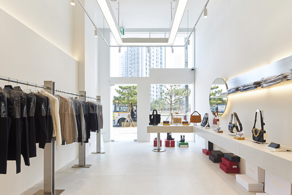 14 平米极简服装店设计 | 舒适现代的空间体验-4