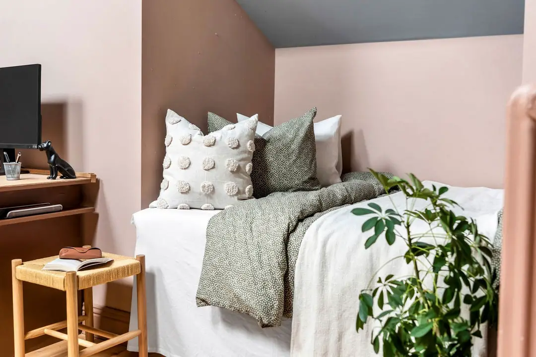 瑞典 58m2 屋顶公寓 | 黑色魅力与粉色过去的完美融合-14