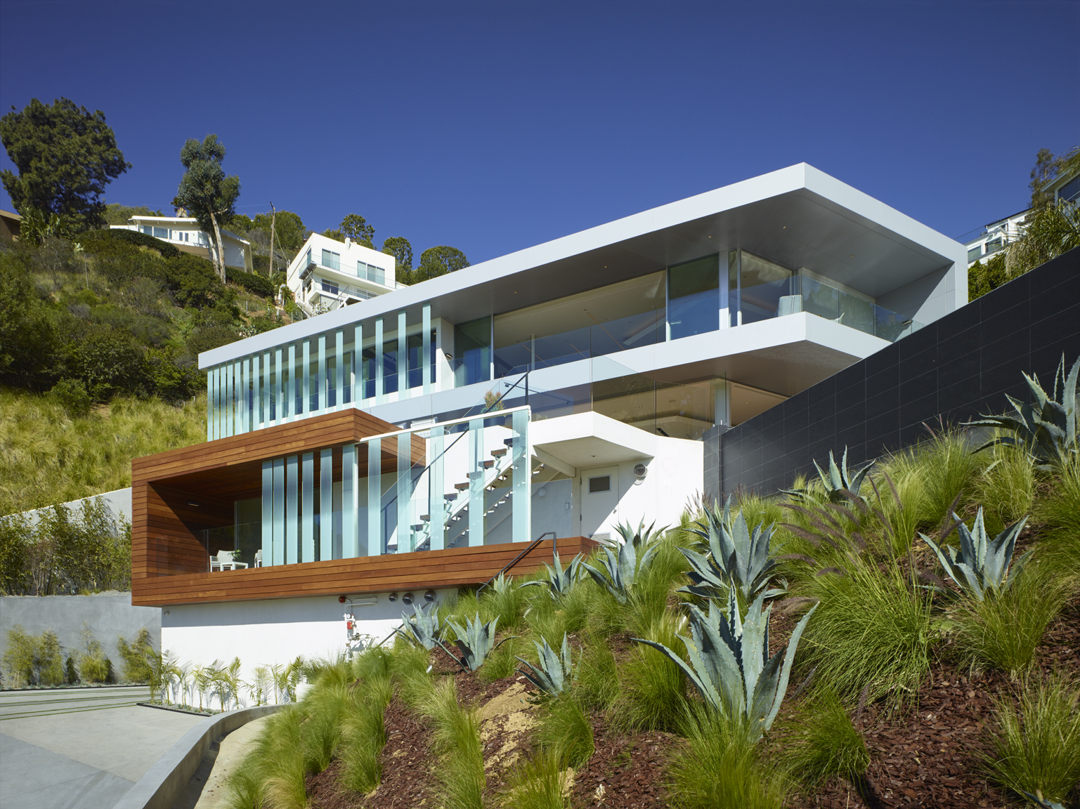 洛杉矶山坡上的浮动金属之家-32