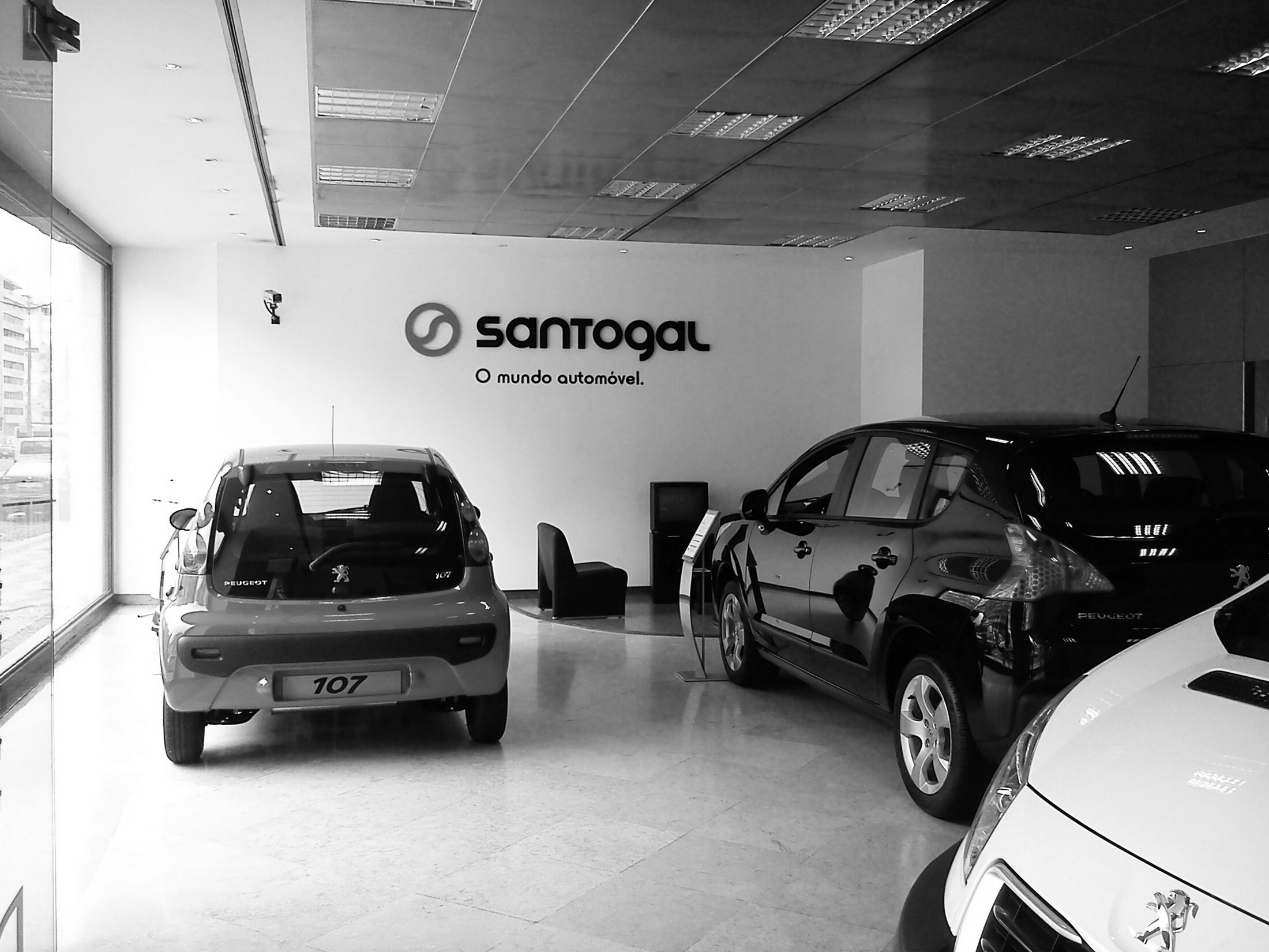 BMW i City Sales Outlet · 神秘动感白膜展示空间-35