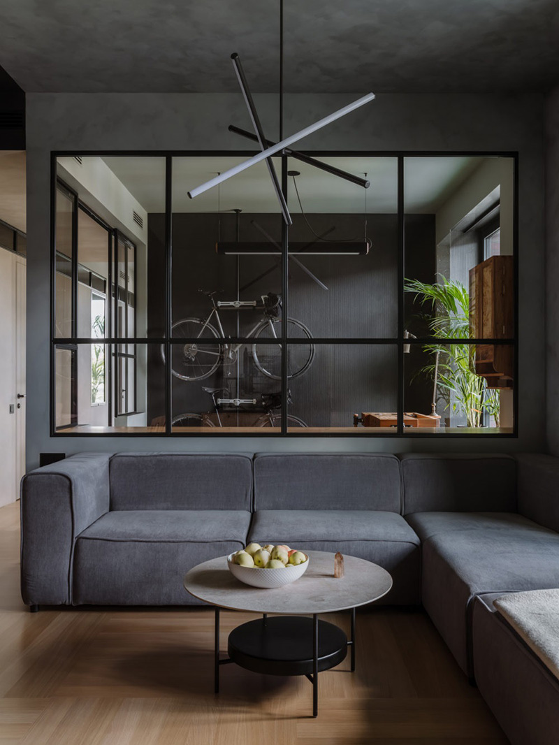 设计师打造 70㎡暗色调极简公寓，木质元素增添暖意-2