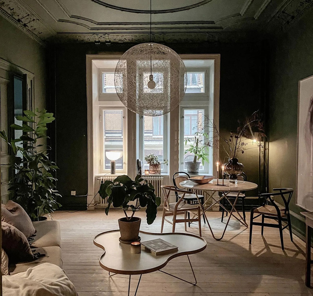 瑞典大胆绿色公寓设计，充满戏剧性魅力-1