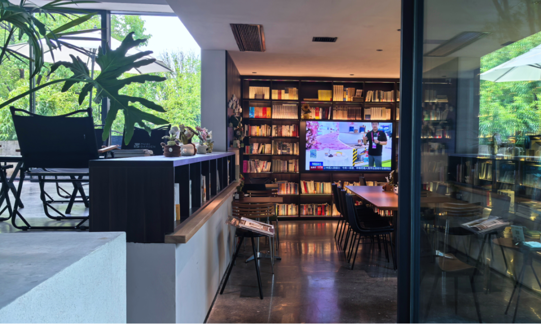 旧房商改逆袭密码“8117鲜咖”|冷硬与温度的博弈|混凝土肌理里藏着时光叙事诗|文创|建筑＋室内设计-12