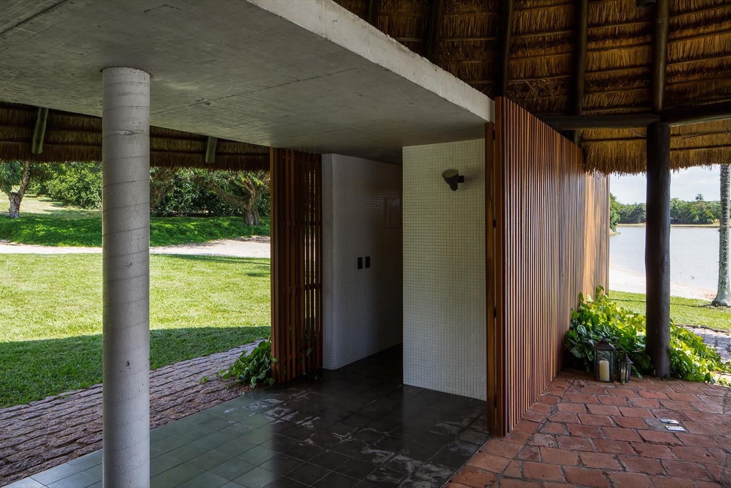 巴西乡村湖畔的半开放式休闲亭设计-9