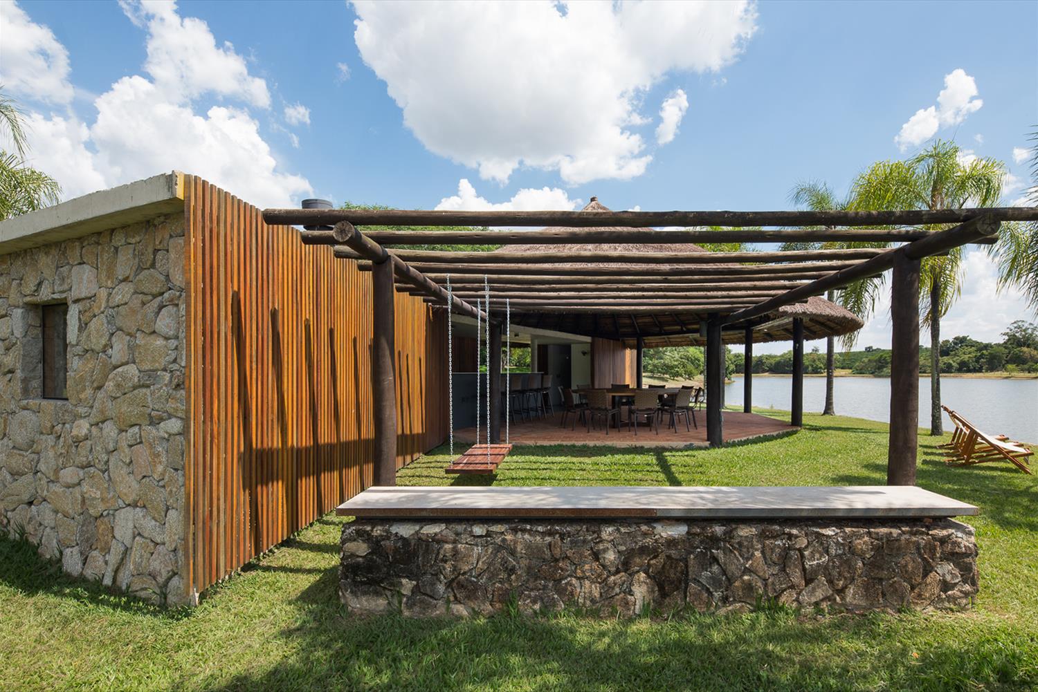 巴西乡村湖畔的半开放式休闲亭设计-7