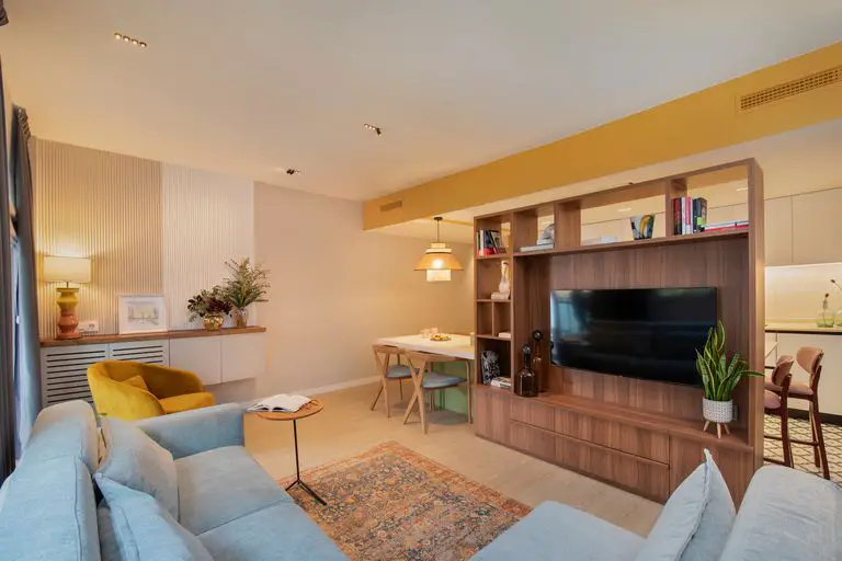 旋转家具打造开放式厨房,绿色与陶土色彩的巧妙运用-11