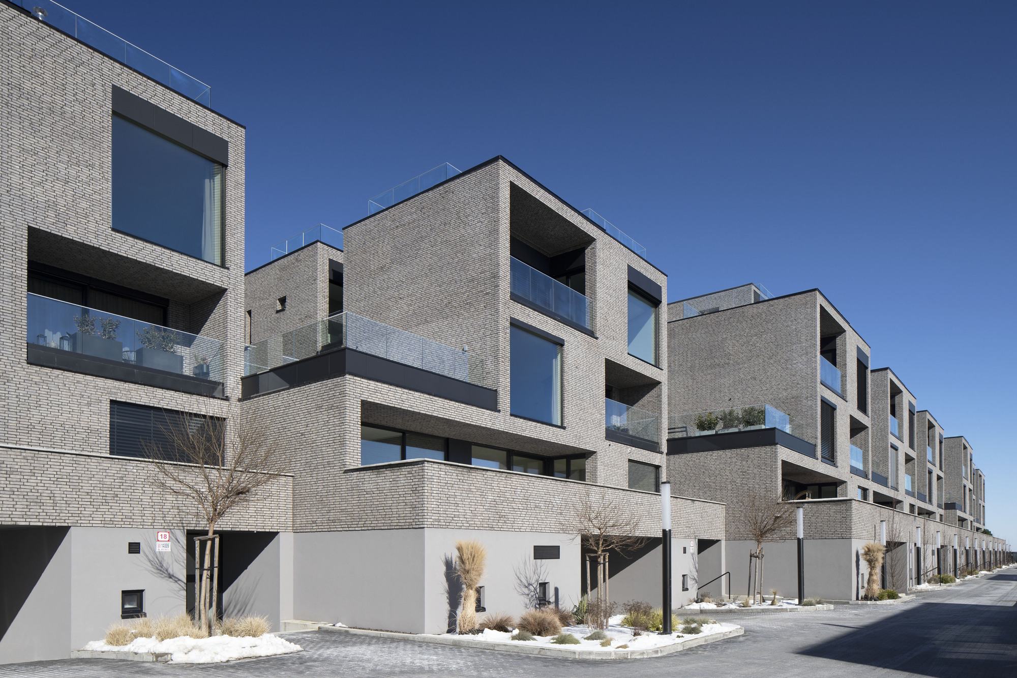 Roličky Houses · 融入环境的公寓建筑-11