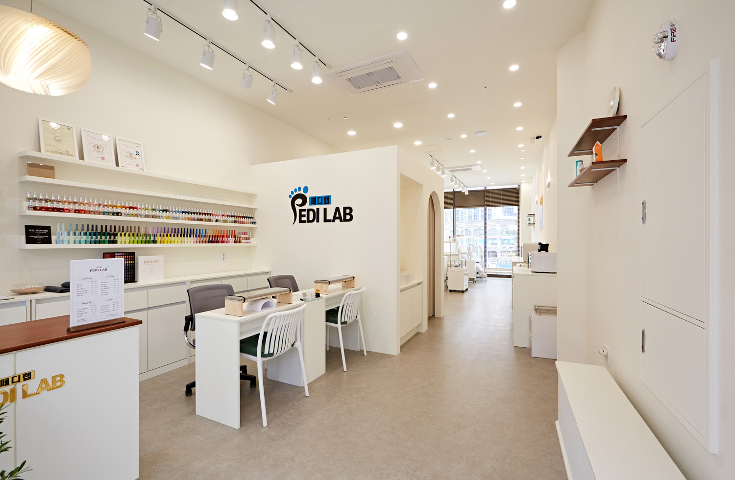 15 坪简约风格美甲店 打造温馨舒适空间-3