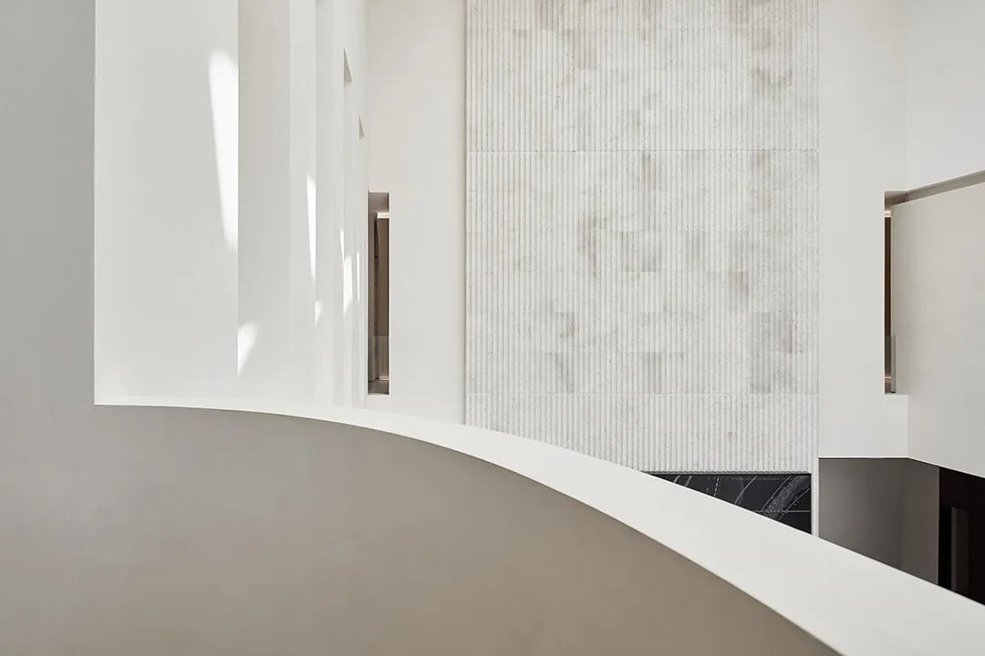 中南置地临沂林樾展示中心 | 原始美感的空间艺术-19