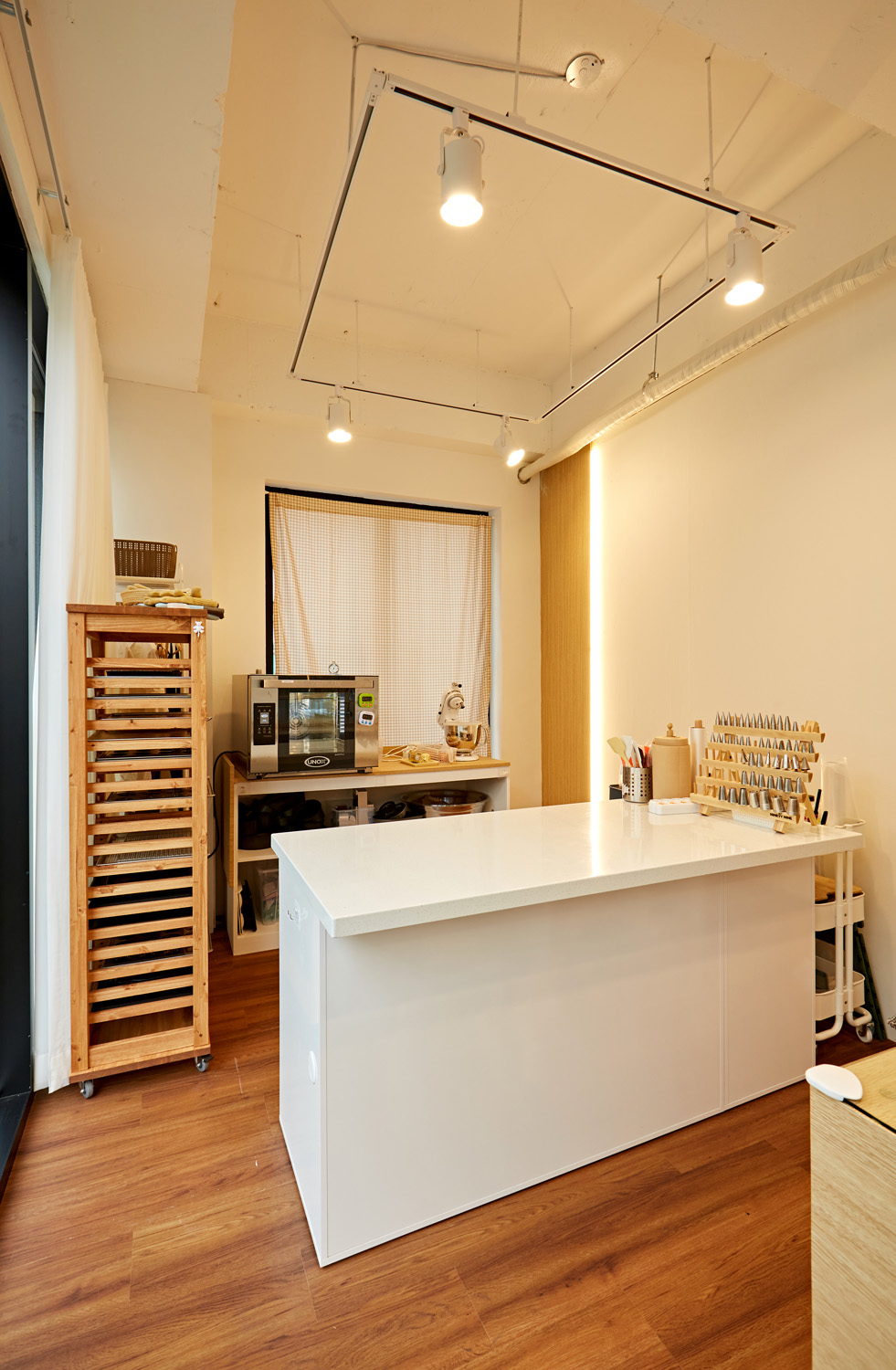 白色&原木风 7 坪咖啡店设计-10