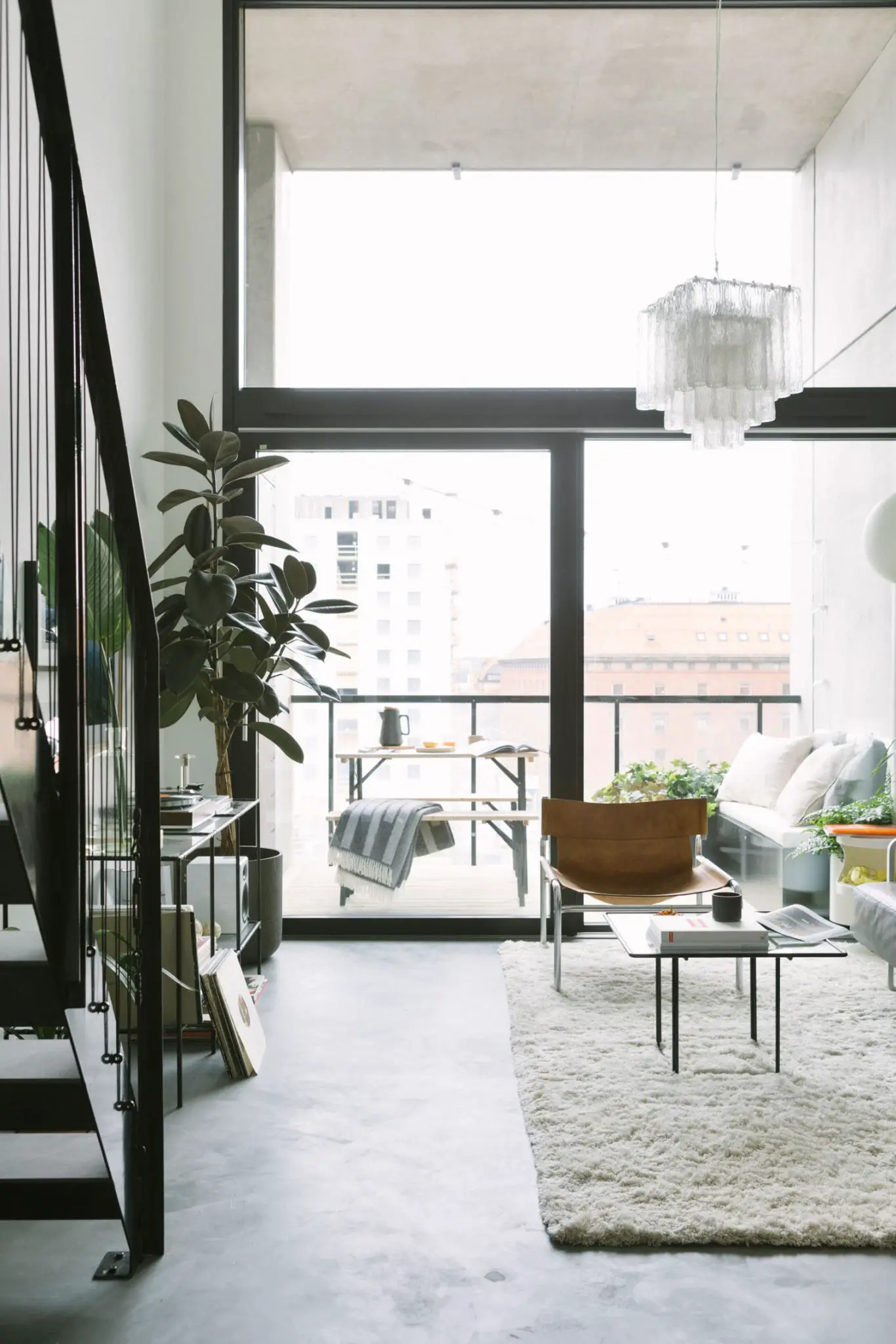 35 平米小公寓，混凝土与轻木打造开阔空间-2