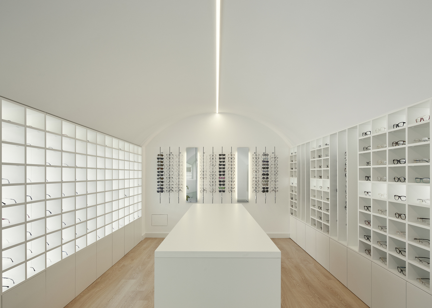 葡萄牙 Lena Optics 眼镜店,动感布局展现空间韵律-11