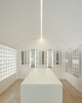 葡萄牙 Lena Optics 眼镜店，动感布局展现空间韵律