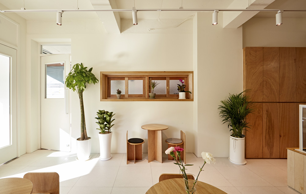 白色与木质，打造 16 平米温馨咖啡馆-11