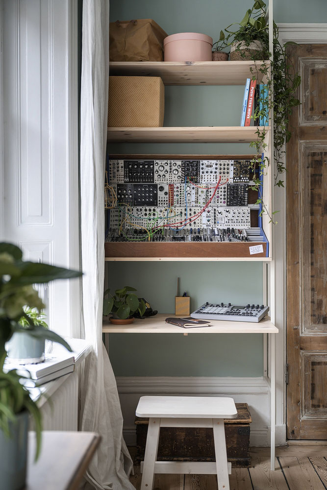 斯德哥尔摩蓝色墙壁与复古木门的时尚公寓-8