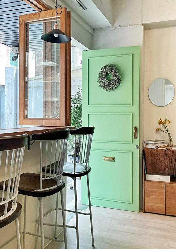 13 平咖啡屋，白色与木纹的极简设计-10