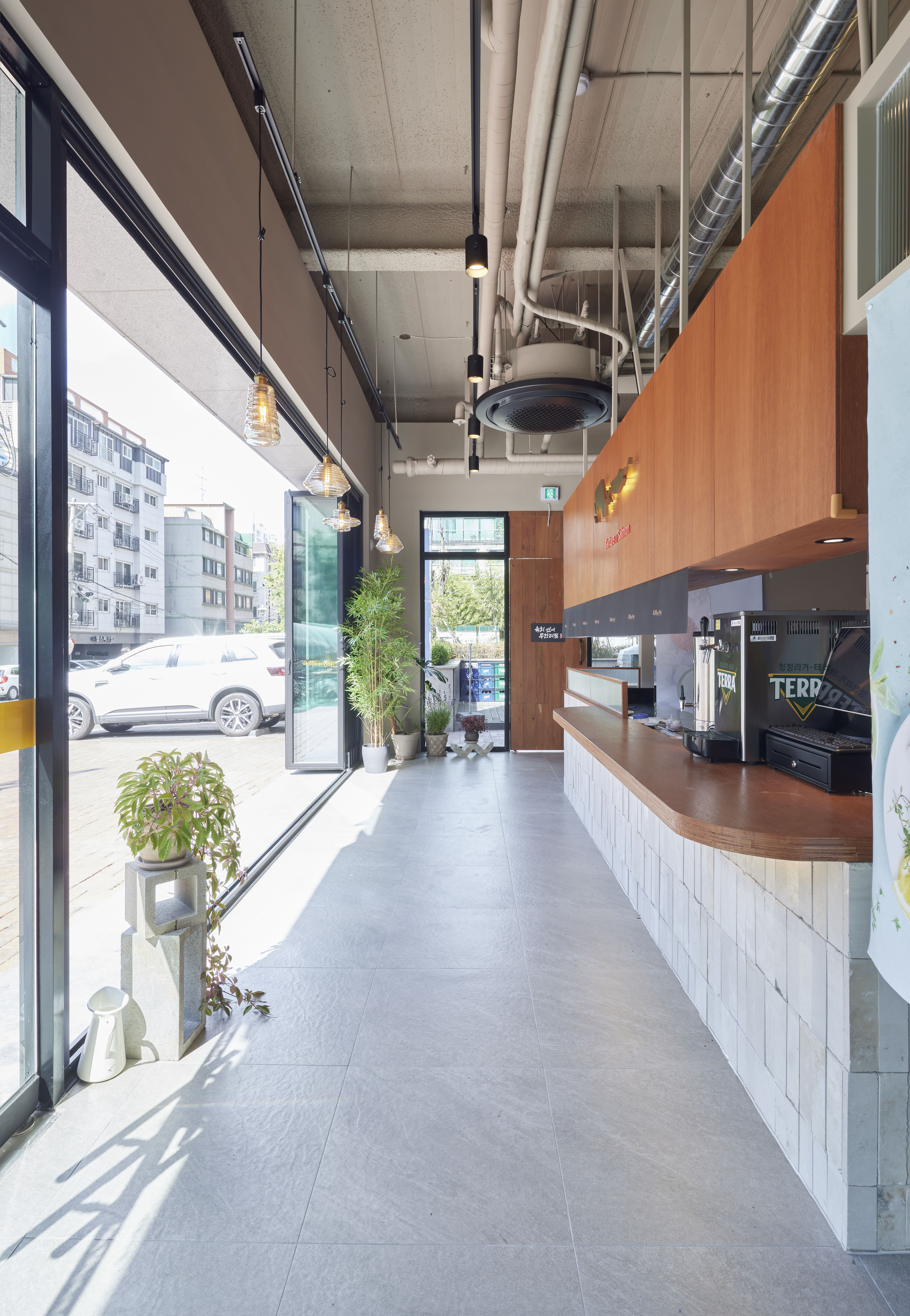 极简主义的雅致空间 | 某知名设计师的 20 平米肉铺设计-6