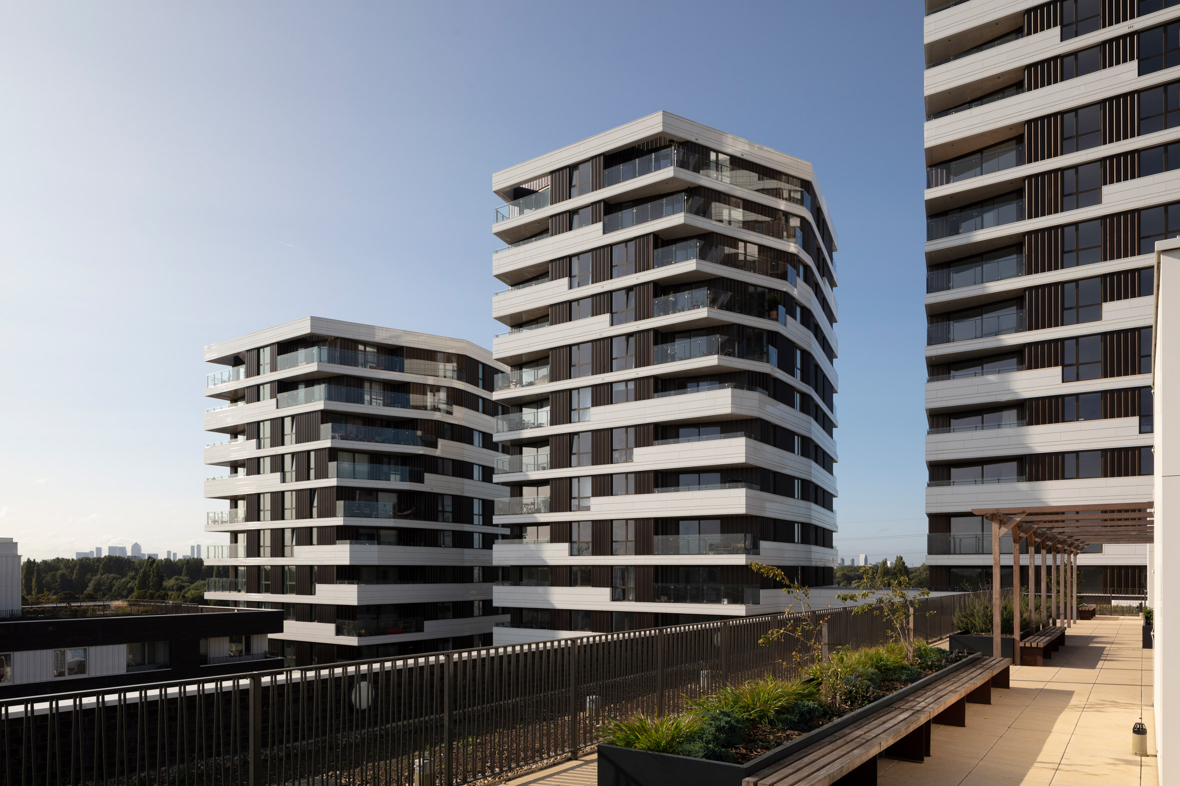 伦敦智能装饰塔楼成为焦点-12