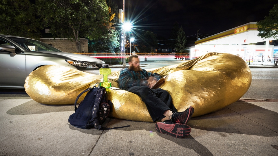 BLASST 公共长椅 | 金色泡沫的街头艺术-6