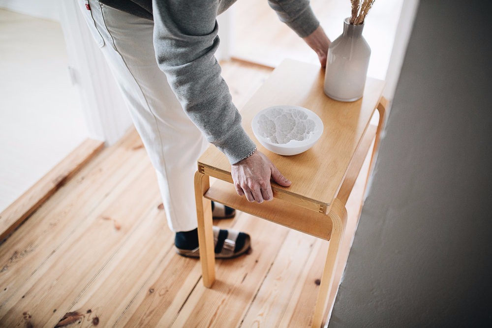 67㎡ 小公寓，墙壁上的层板、挂钩、衣架设计的太赞了-4