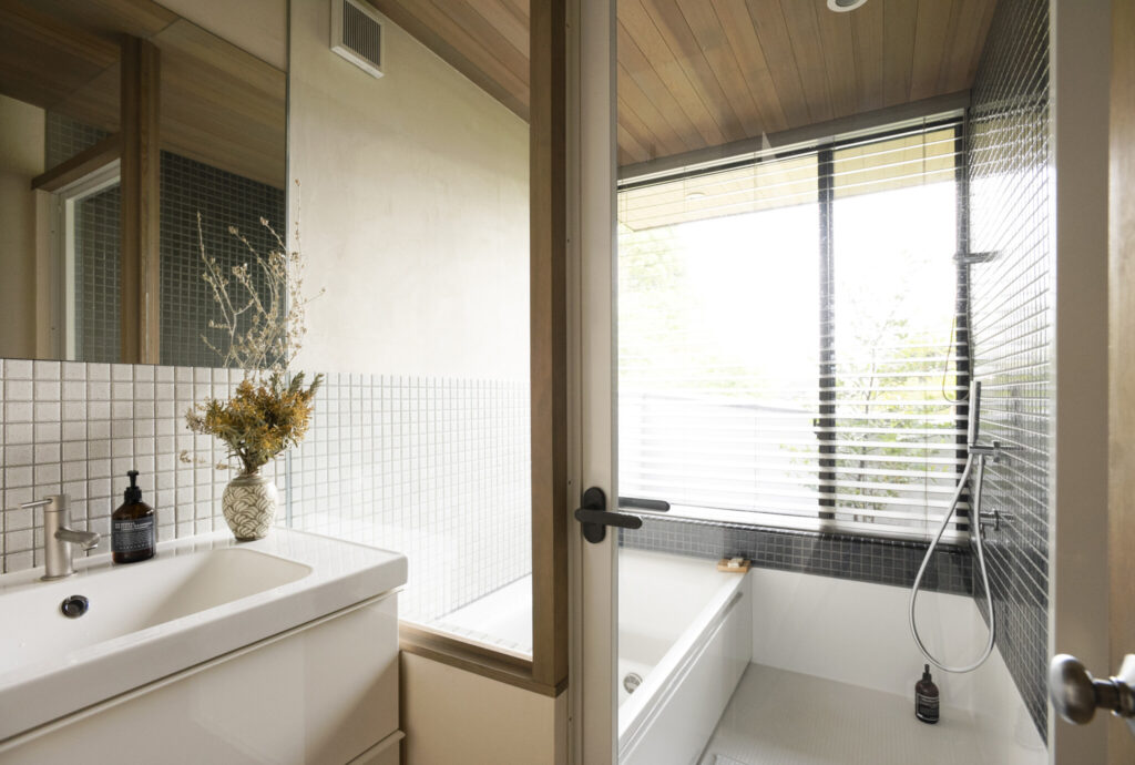 里山の風景を取り込む　室内と一続きの軒下テラスが豊かな時間をもたらす | Architecture | 100%LiFE-19