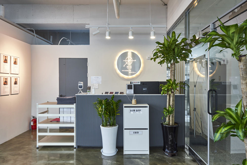 简约白调，70 平私人健身中心的精致设计-3