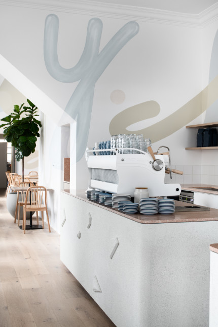 金色的;金黄色的;金的;金制的-133