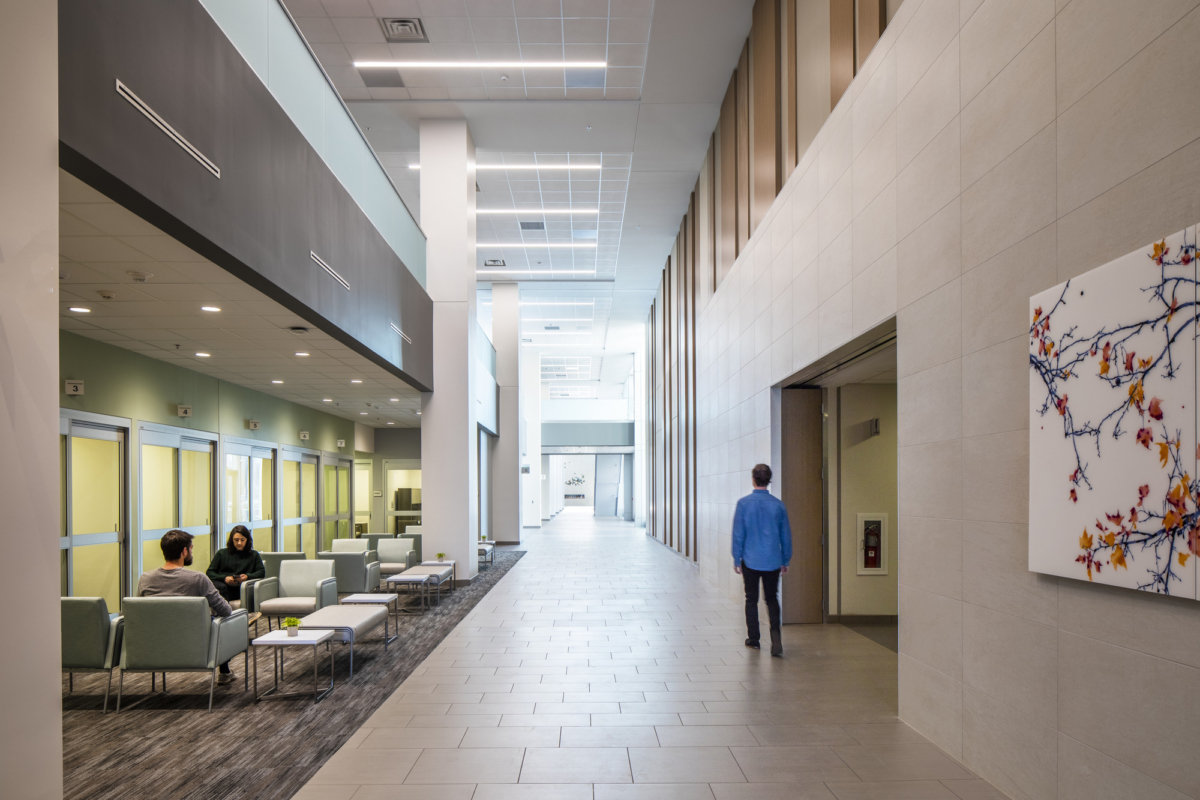 Michigan 雪城中心新建医疗中心,融入自然环境的现代设计-23