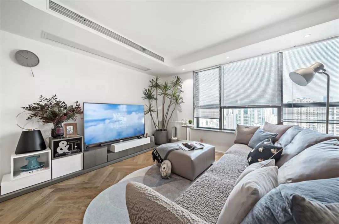 好酷！上海潮爸辣妈的92㎡Loft，后现代“悬浮”楼梯能做玄关能储物，大写的服气！ 缤视智造-35