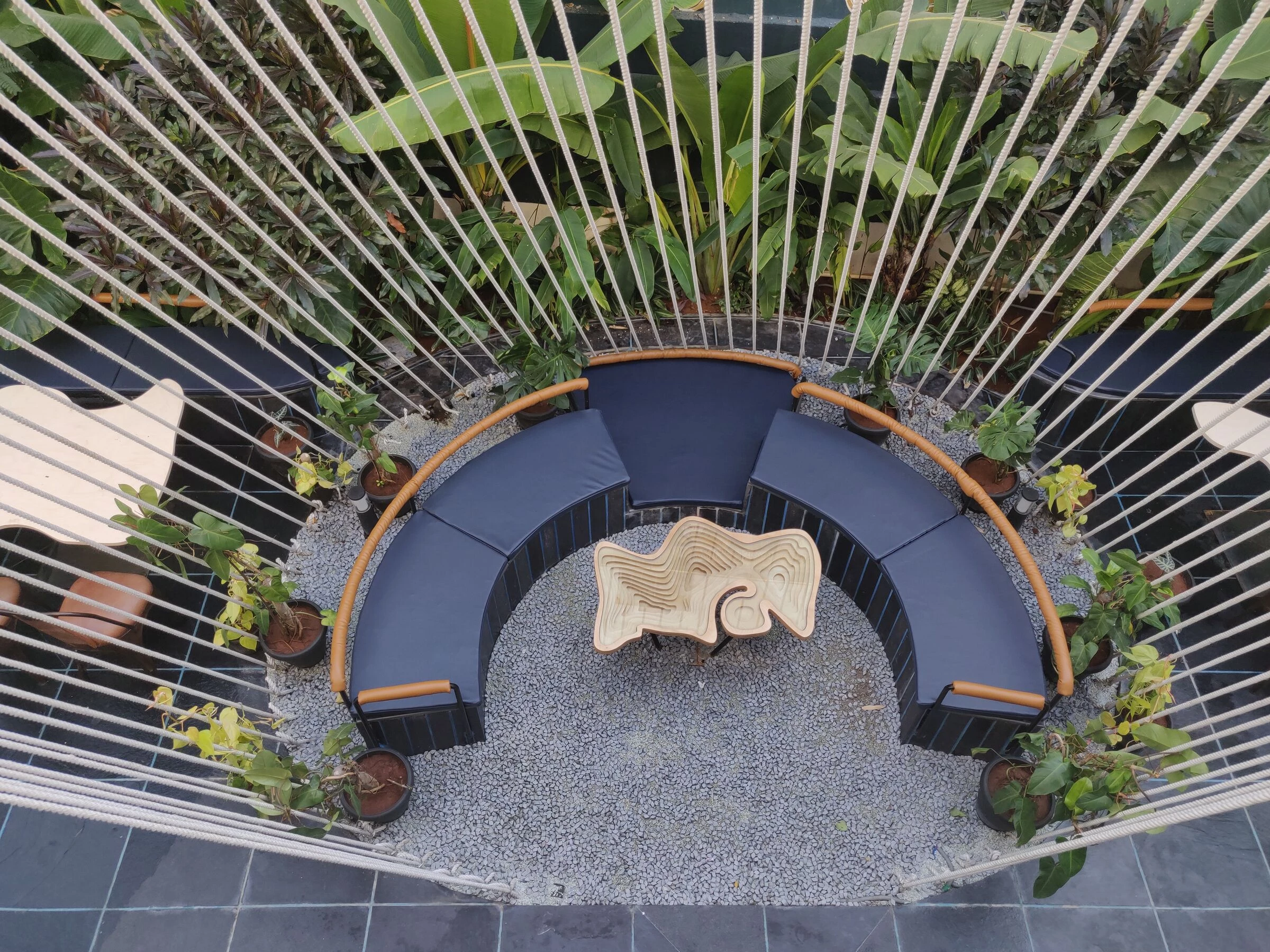 印度 Foncé巧克力工坊 · 4 walls design studio 的流动艺术空间-17