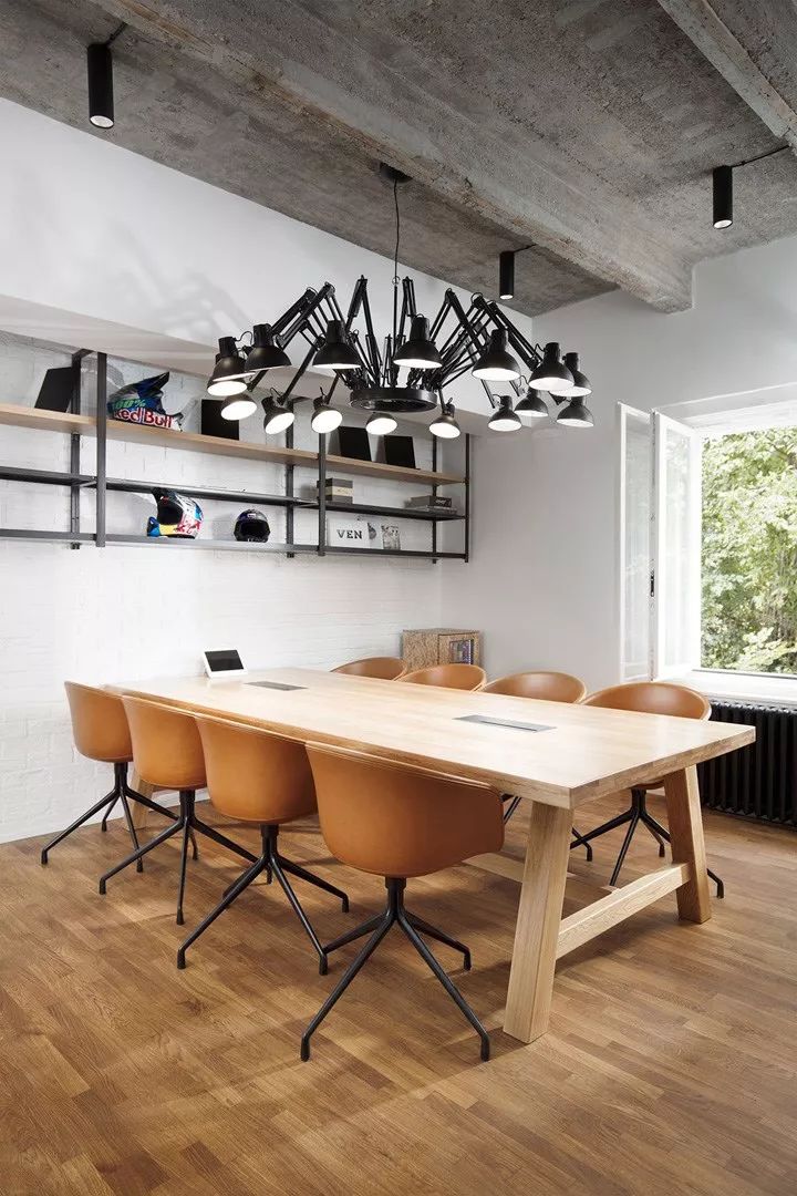 红牛布拉格办公室 | 极简工业风的千禧社区-14