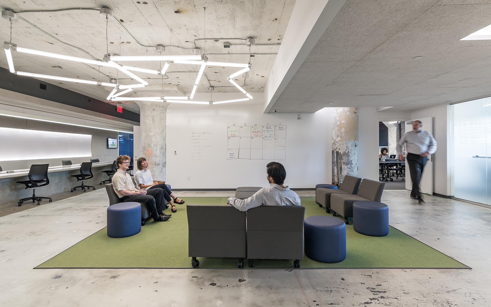 Tech901 办公空间 | 混凝土长桌与实木元素打造的协作中心-18