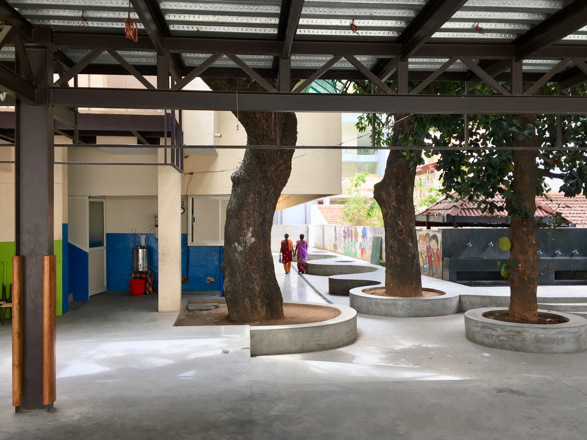 Mathew and Ghosh Architects 在班加罗尔贫民区小学打造树屋式多功能教室-13