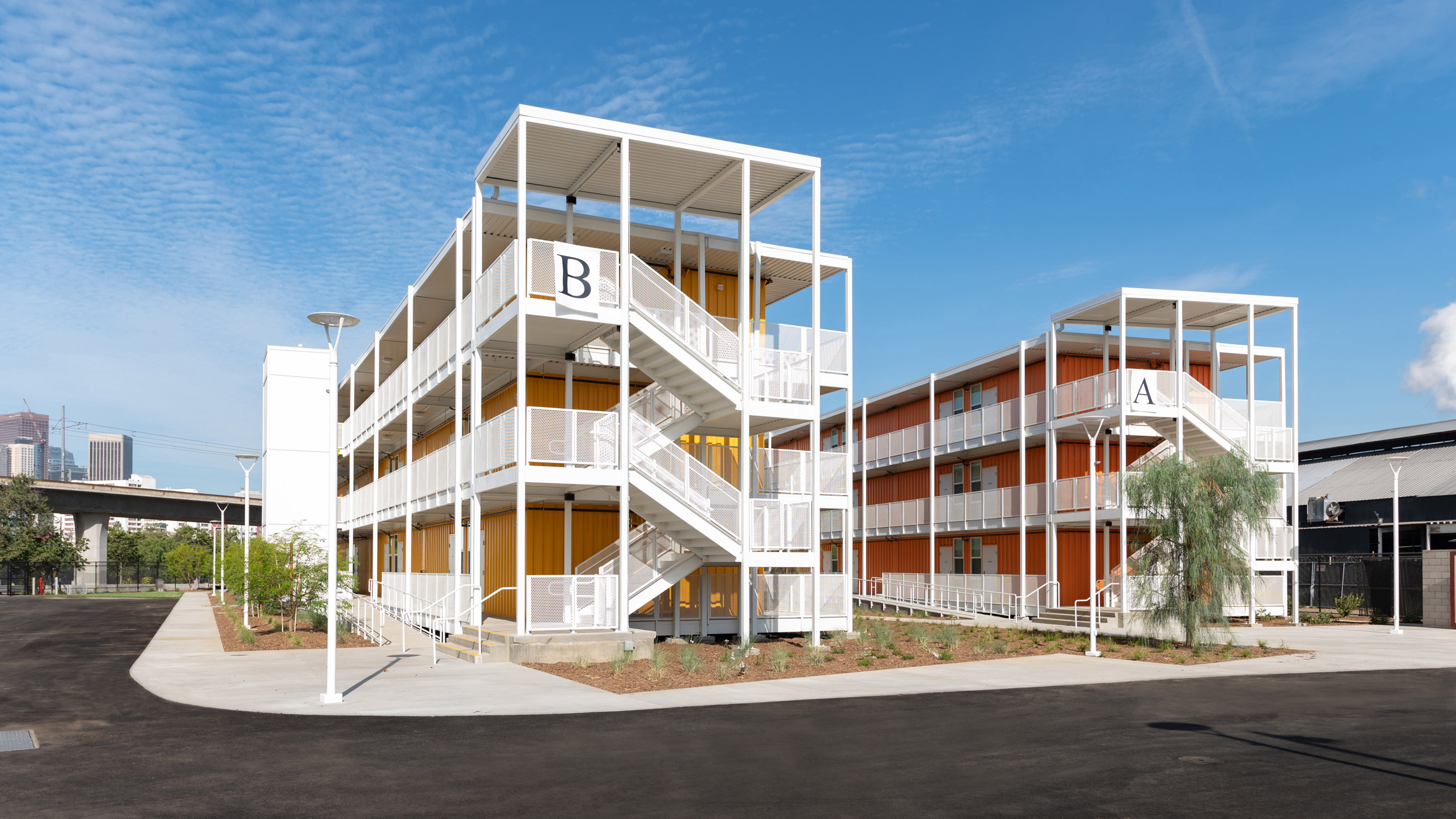 集装箱变身洛杉矶无家可归者温馨公寓-0