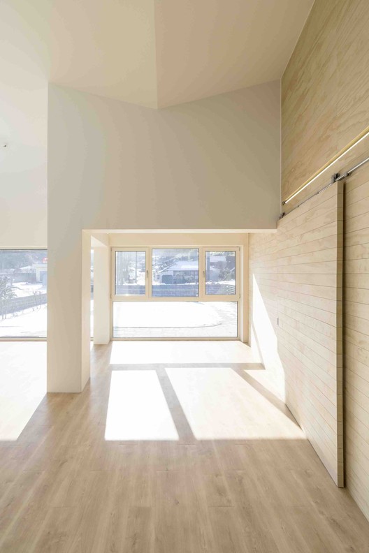 温暖阳光照亮受伤主人生活-32