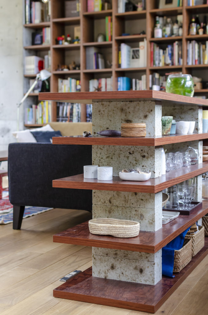 丘の途中に立つ家開放的で庭の一部のようなコンクリート造の空間に住む | Architecture | 100%LiFE-10