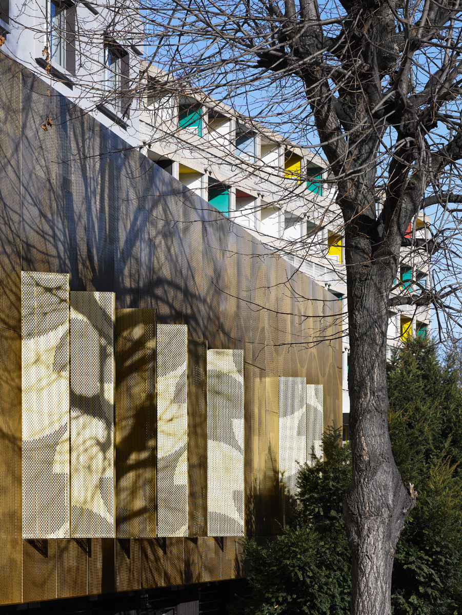 巴黎葡萄牙公寓翻新记 | 战舰灰立面展现独特魅力-7