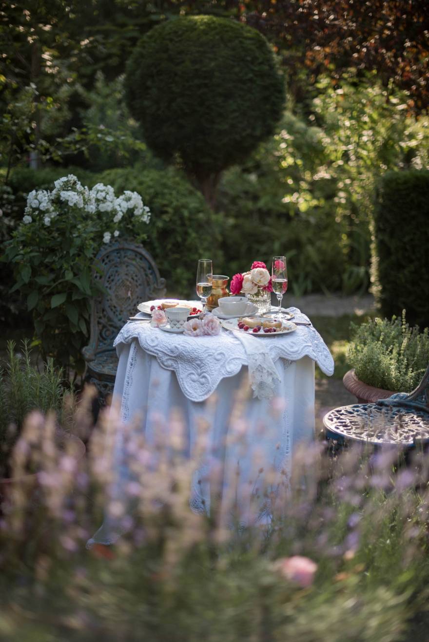 户外早餐服务布置案例(“Под кустом”花园)丨俄罗斯莫斯科丨室内设计师兼艺术史学家 Катя Гулюк-7