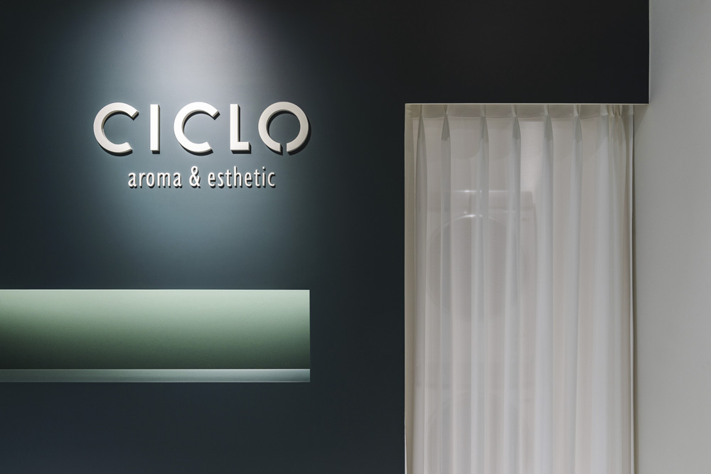 时尚高级的 10 坪美妆店设计-16