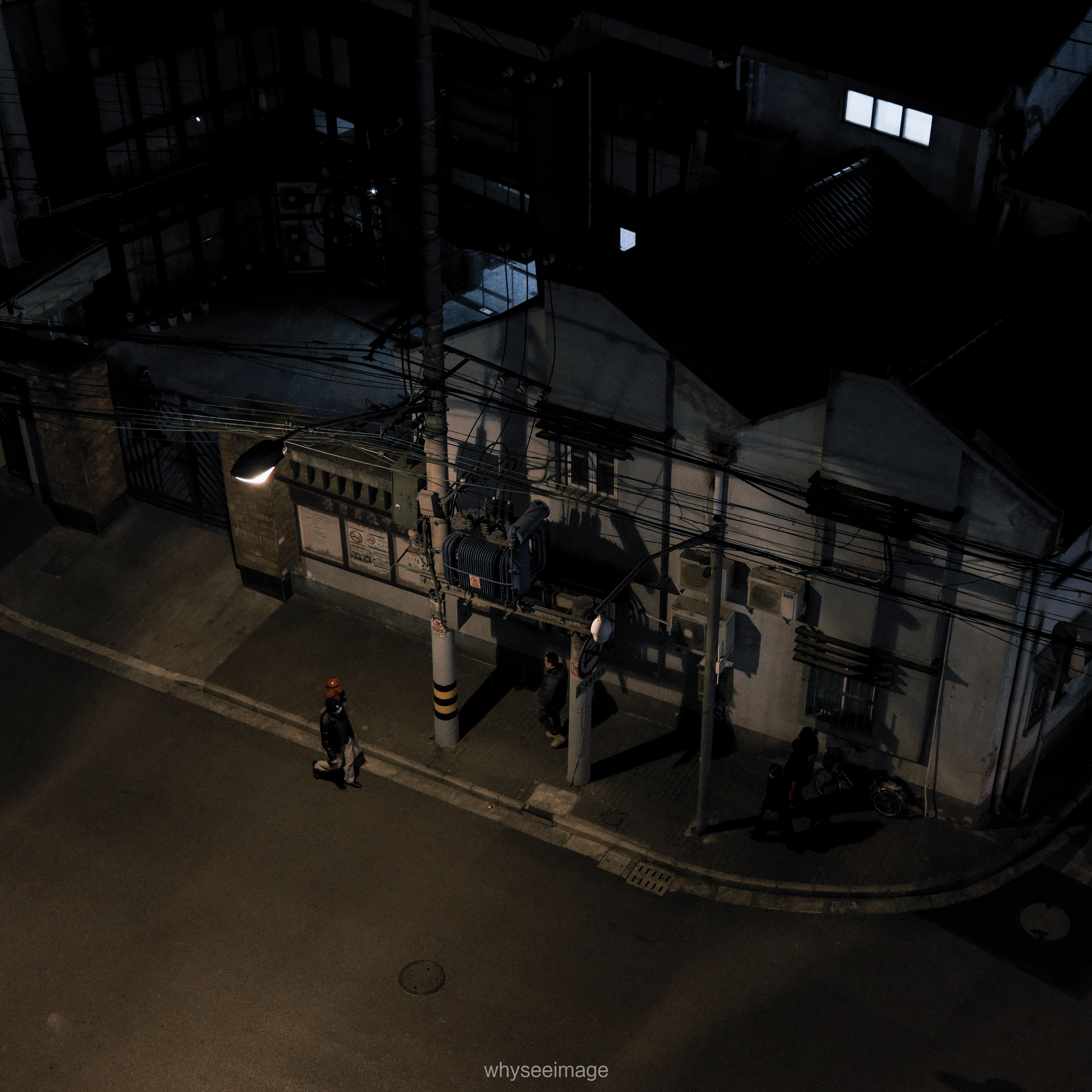 影子躺在地面上 · 不如回到街头丨中国上海丨whyseeimage-63