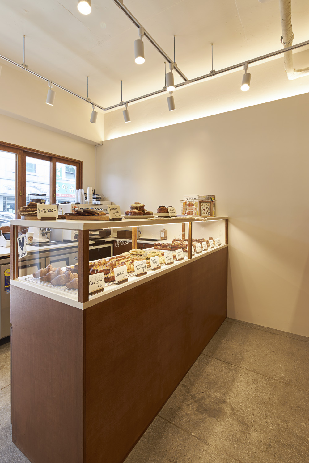 白色木纹打造极简小餐馆设计-6