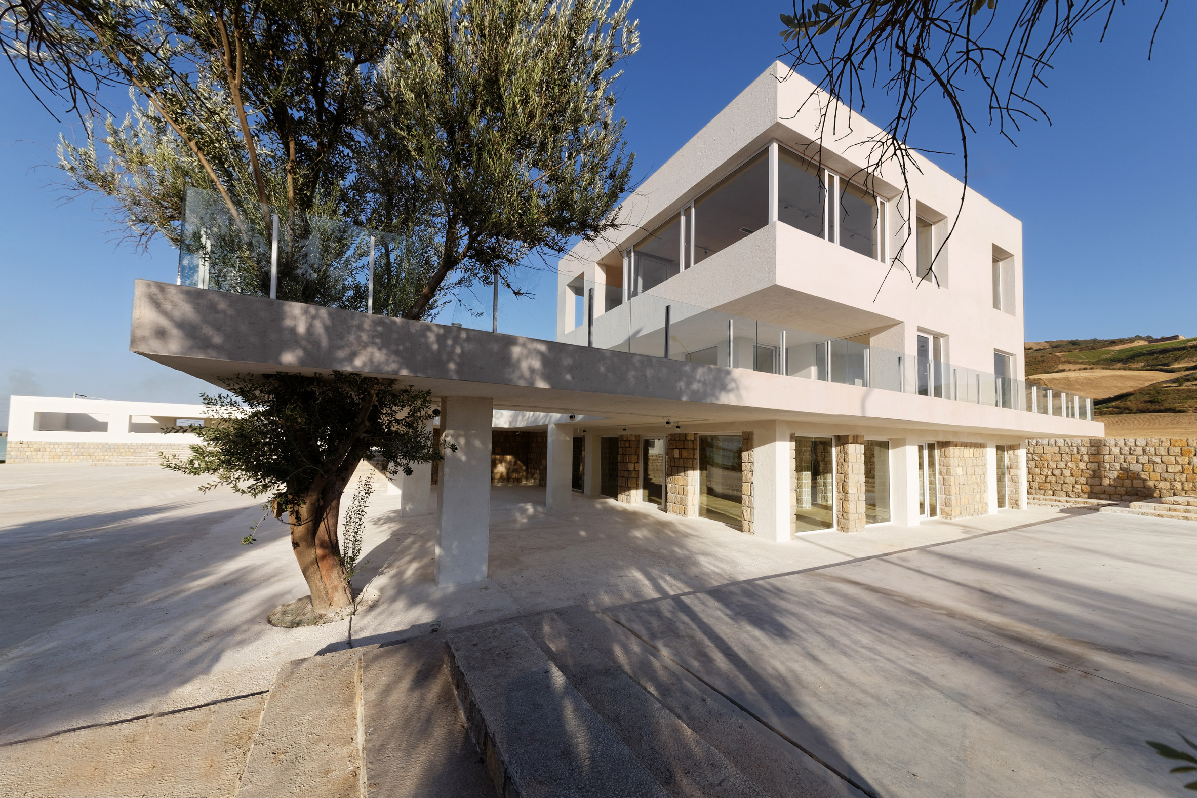 Zav Architects designs Iranian house as a belvedere featuring open-air viewing platforms-19